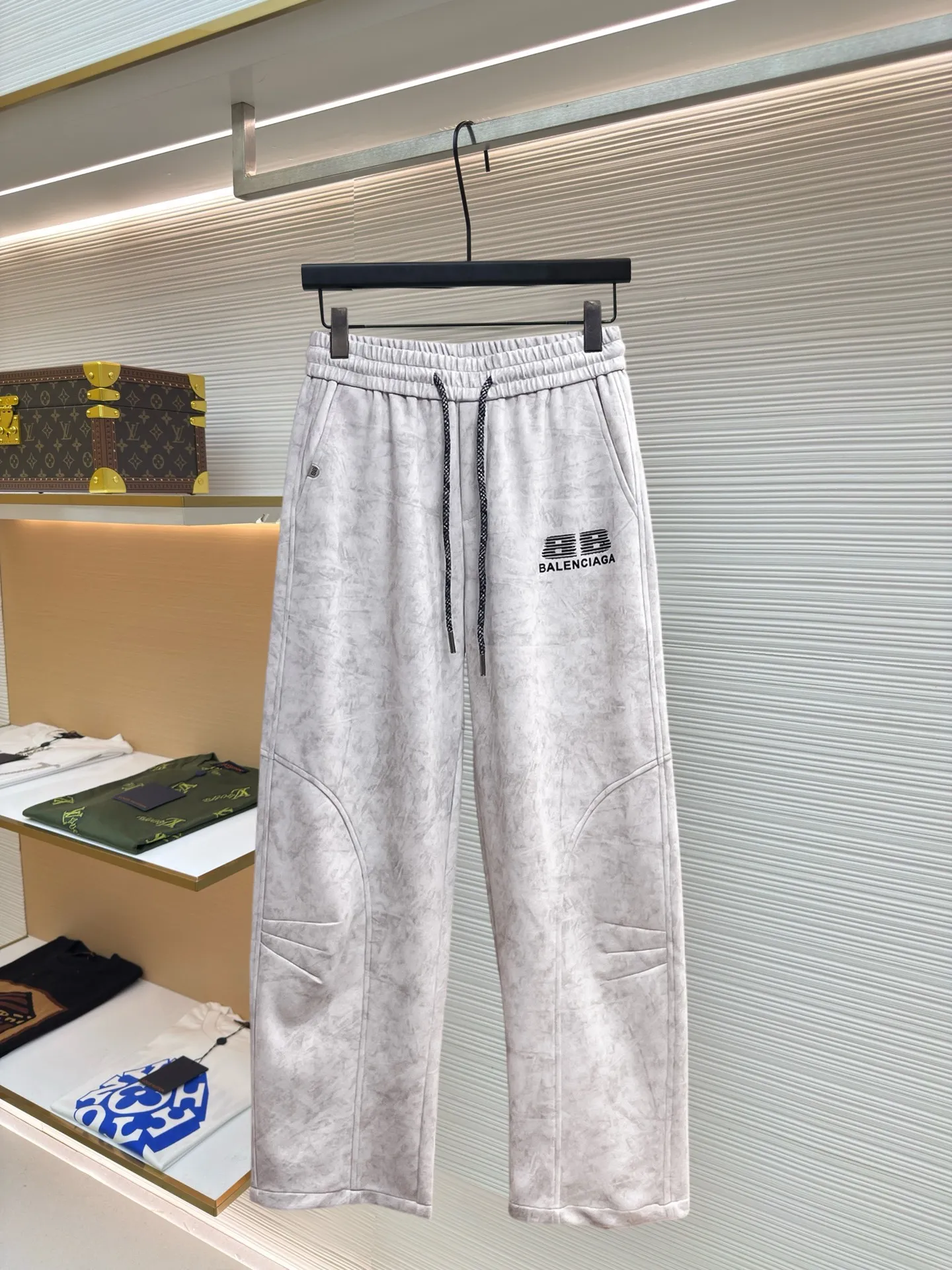 Balenciaga 🆕2026 Autumn and Winter New Arrival Casual Pants! The official website will be released simultaneously. Brand Classic LOGO casual pants, customized fabrics, excellent comfort and strong touch. Highly recognisable, perfect appearance and craftsmanship. Size:M-3XL